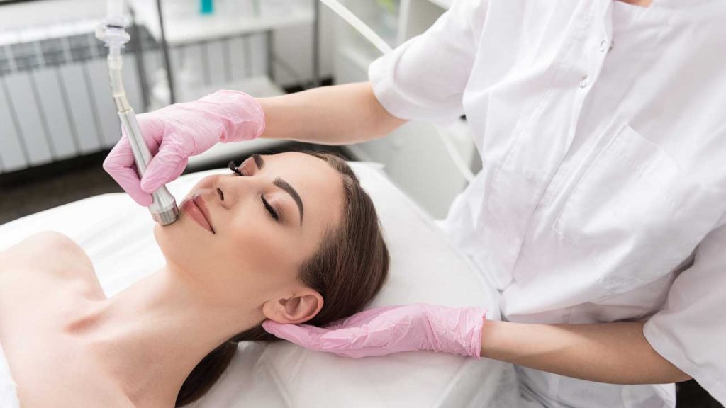 نقش کلینیک زیبایی در افزایش اعتمادبه‌نفس